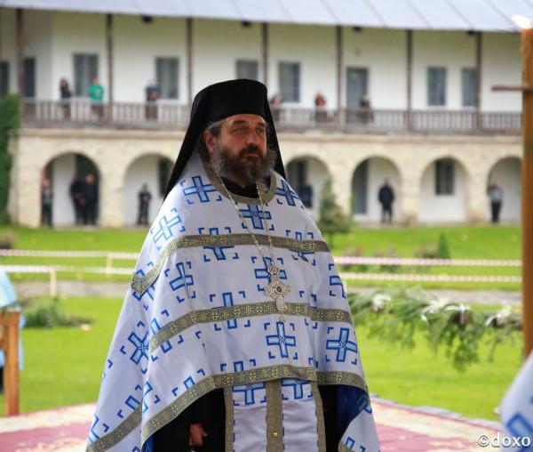 (Audio) „Binecuvântarea lui Hristos aduce pace în minte și în suflet” ‒ Arhim. Nichifor Horia