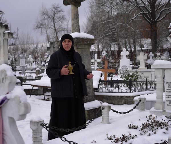 (Video) Plimbare prin cimitirul Mănăstirii Văratec – loc de povești și de învățăminte veșnice
