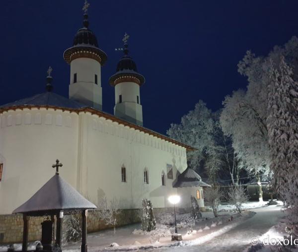(Foto) Iarnă de poveste la Mănăstirea Văratec