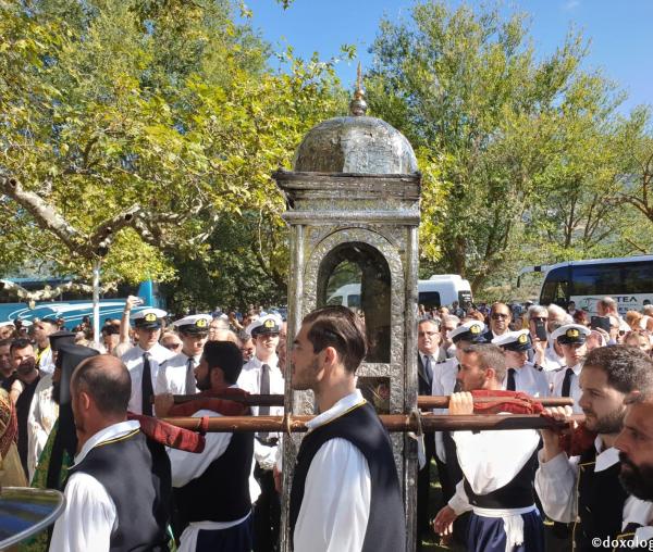 (Audio) „Acolo unde înlesnirile omenești lipsesc Dumnezeu pune binecuvântarea Sa” ‒ Arhim. Nichifor Horia