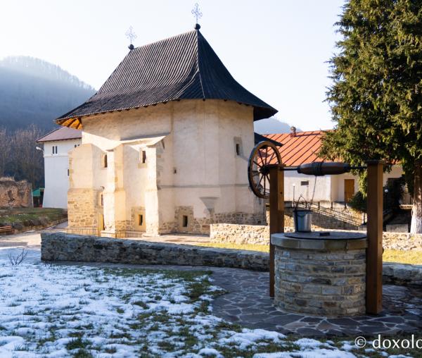 Biserica voievodală cu două altare suprapuse de la Mănăstirea Pângărați