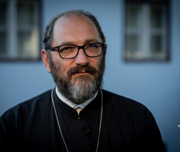 (Video) „Postiți cu zâmbet, cu dragoste și cu bucurie” – Părintele Constantin Necula (Călătoria virtuților, episodul 1)