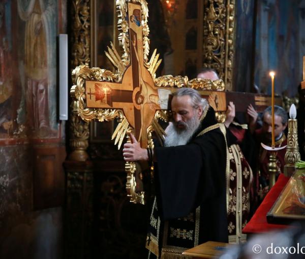 (Foto) „Închinămu-ne patimilor Tale, Hristoase” – Denia celor 12 Evanghelii la Catedrala Mitropolitană și la Mănăstirea Golia, 2021