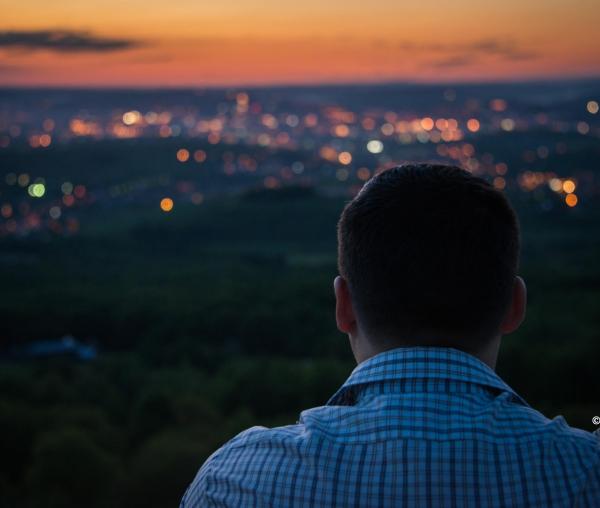 (Video) Cum poate reuși în viața de adult copilul cu aripile frânte de către părinți?