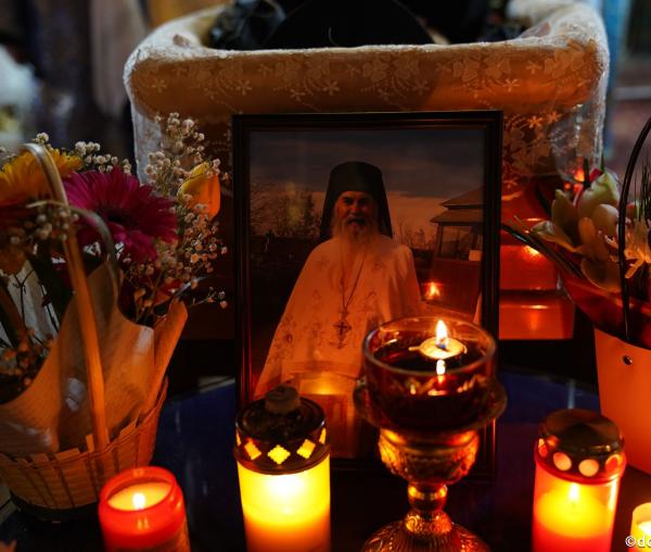 (Foto) Părintele protosinghel Nifon, „omul cel odihnitor”, a fost înmormântat la Mănăstirea Cetăţuia