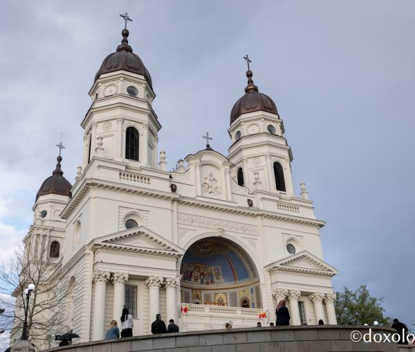 (Foto) „În mormânt, Viață...” – Fragmente din slujba Prohodului la Catedrala mitropolitană și la mănăstirea Sfinții Trei Ierarhi din Iași, 2021