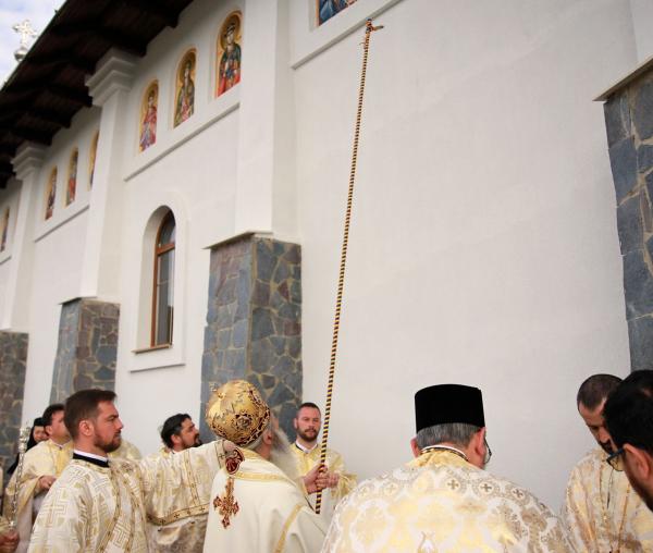 (Video) Biserica „Sfântul Nicolae” din Agapia a fost resfințită de Părintele Mitropolit Teofan