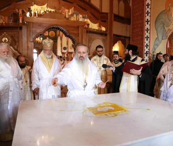 (Video) Biserica Parohiei Cracăul Negru a fost sfințită de 6 ierarhi ai Bisericii noastre