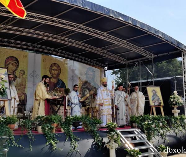 (Foto) Sfânta Liturghie oficiată cu prilejul hramului Parohiei „Sfântul Ioan – Domnesc” din Piatra Neamț
