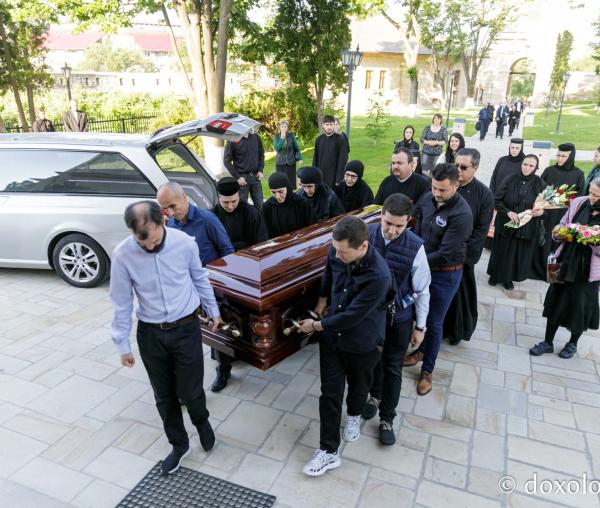 (Foto) „Dacă prin moarte voi fi fericită, iată, mor” – imagini de la înmormântarea Maicii Siluana