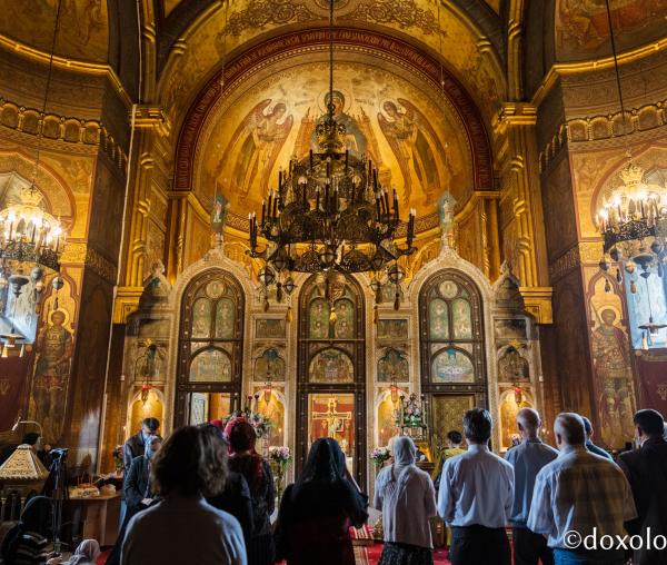 (Foto) Sfânta Liturghie la Mănăstirea Sfinții Trei Ierarhi – 380 de ani de la aducerea la Iași a moaștelor Sfintei Parascheva