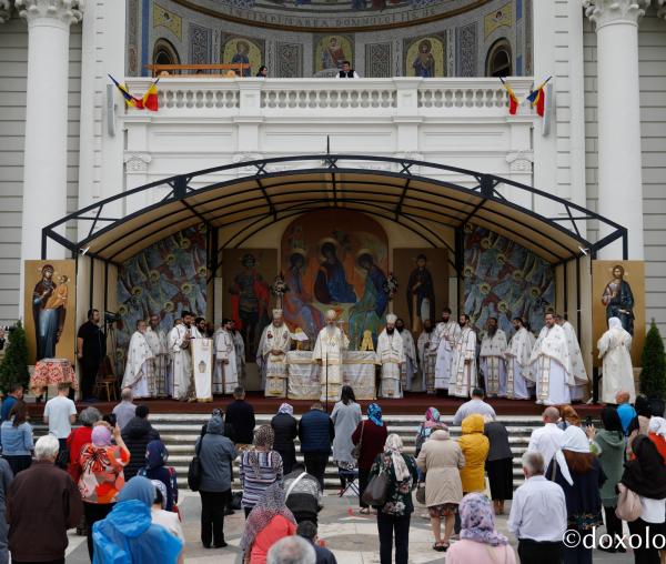 (Foto) Catedrala Mitropolitană din Iași: Sfânta Liturghie în cinstea împlinirii a 380 de ani de la aducerea moaștelor Sfintei Parascheva