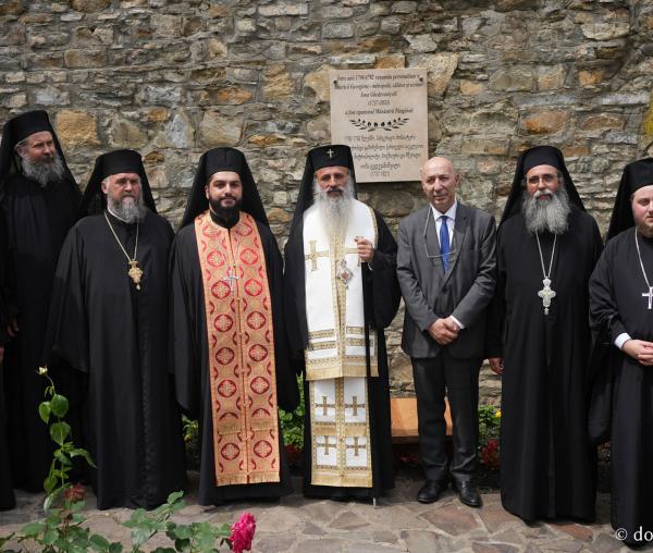 (Foto) Sfânta Liturghie arhierească și dezvelirea unei plăci omagiale în cinstea Mitropolitului georgian Iona Ghedevanişvili – Mănăstirea Pângărați