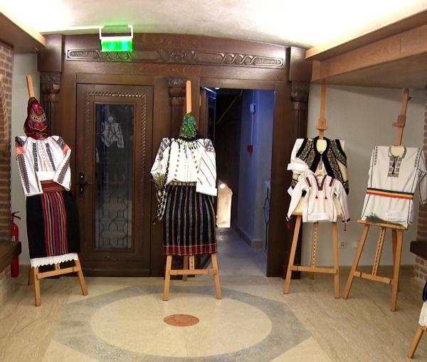 (Video) Expoziția „Straie de sărbătoare” la Muzeul Mitropolitan din Iași