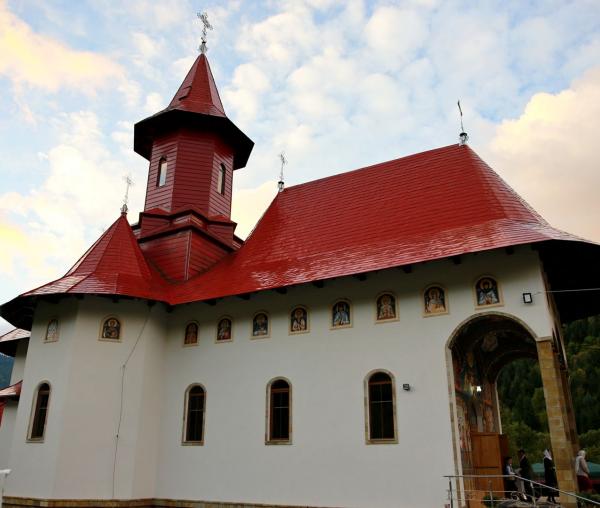(Video) Biserica Parohiei Grințieșul Mare a primit veșmântul sfințirii