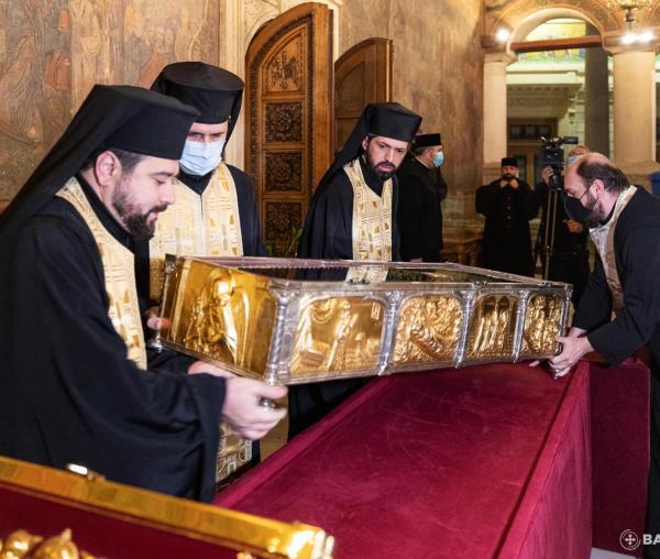 (Foto) Moaștele Sfântului Dimitrie cel Nou au fost scoase spre închinare în pridvorul Catedralei Patriarhale