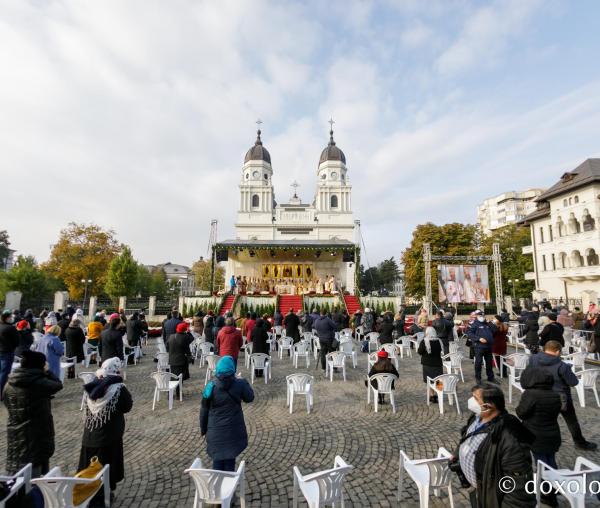 (Foto) Iașul, în veșmânt de sărbătoare – Sfânta Liturghie a Hramului Cuvioasei Parascheva – 2021