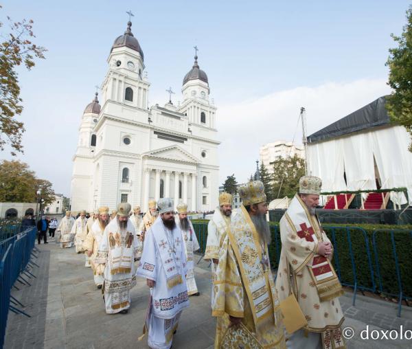 (Foto) Ierarhi slujitori la Sfânta Liturghie a Hramului Sfintei Cuvioase Parascheva – 2021