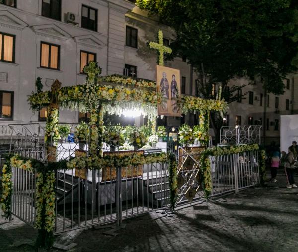 (Video) De 18 ani, Sfânta Parascheva are baldachinul împodobit cu cele mai frumoase flori