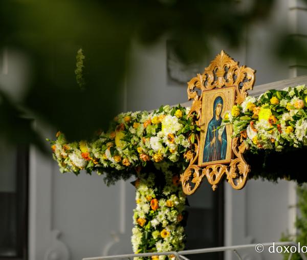 (Foto) Veșmânt de flori pentru baldachinul Sfintei Cuvioase Parascheva