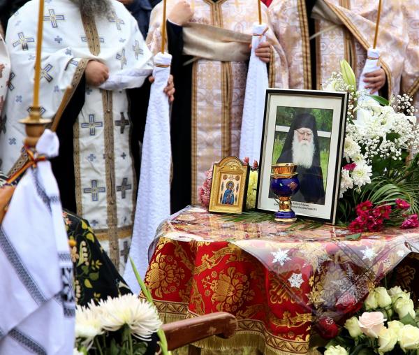 (Video) Părintele ieroschimonah Elefterie Păduraru, egumentul Schitului Cărbuna, a fost înmormântat astăzi