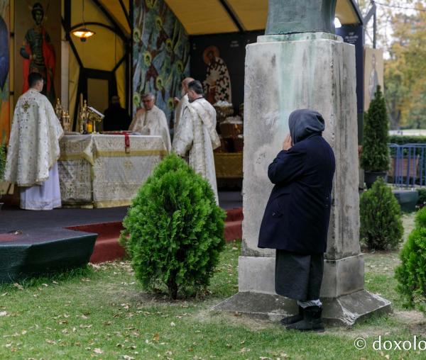(Foto) Liturghie în aer liber alături de pelerinii Sfintei Parascheva
