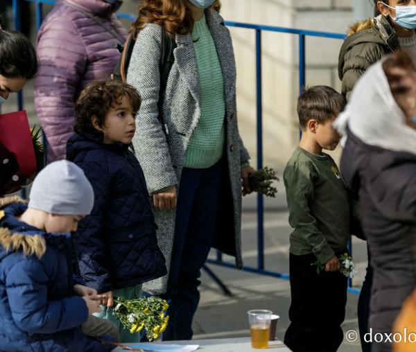 (Foto) Cu mic, cu mare... în duh de rugăciune la racla Cuvioasei Parascheva