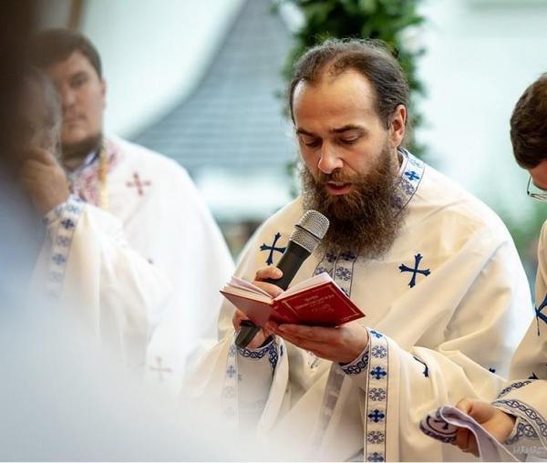 (Audio) Părintele Iosif de la Mănăstirea Putna – Slavă la Vecernia închinată Sfântului Ierarh Dionisie Areopagitul