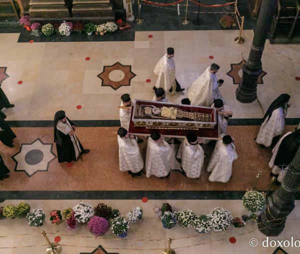 (Foto) Procesiunea scoaterii spre închinare a moaștelor Sfintei Cuvioase Parascheva – 2021