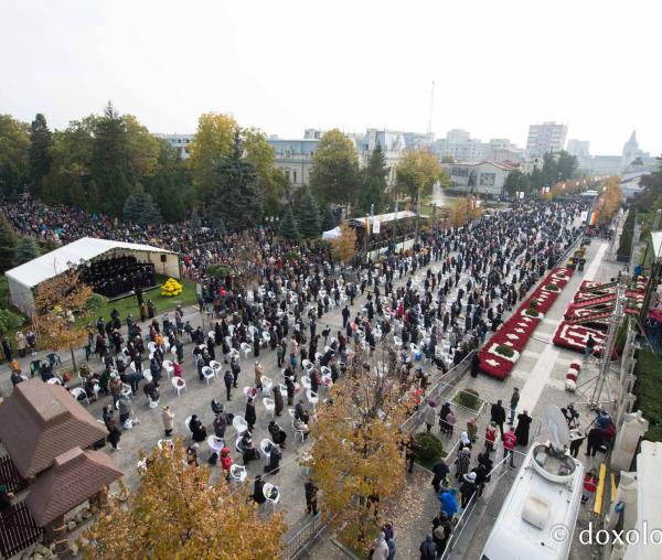 (Foto) Uniți în rugăciune, la Hramul Sfintei Cuvioase Parascheva – 2021