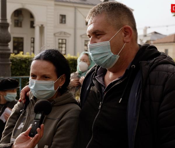 (Video) Cadou la 26 de ani de la căsătorie: pentru prima dată, în pelerinaj la ocrotitoarea familiei lor