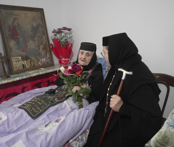 (Video) Moment aniversar la Văratec: Schimonahia Emanuela Rusu a împlinit 100 de ani