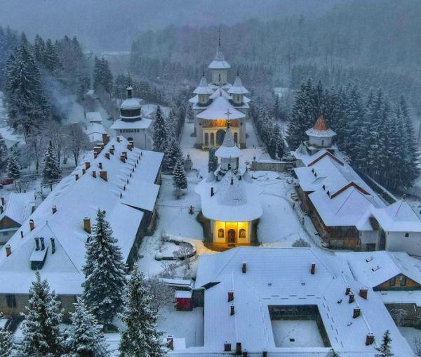 (Foto) Ninge ca-n povești la Mănăstirea Sihăstria
