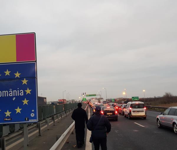 (Video) Ceai cald și pachete cu mâncare pentru românii care așteptau de ore întregi în Vama Nădlac II, oferite de Arhiepiscopia Aradului