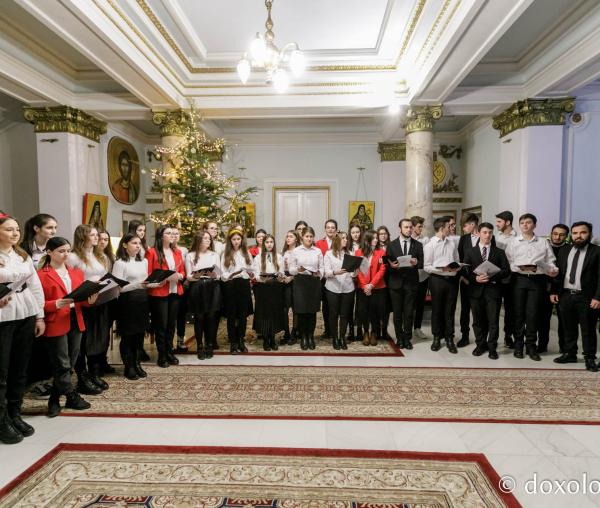 (Foto) „Prietenii Sfinților Trei Ierarhi” – Colindători la Reședința Mitropolitană 2021