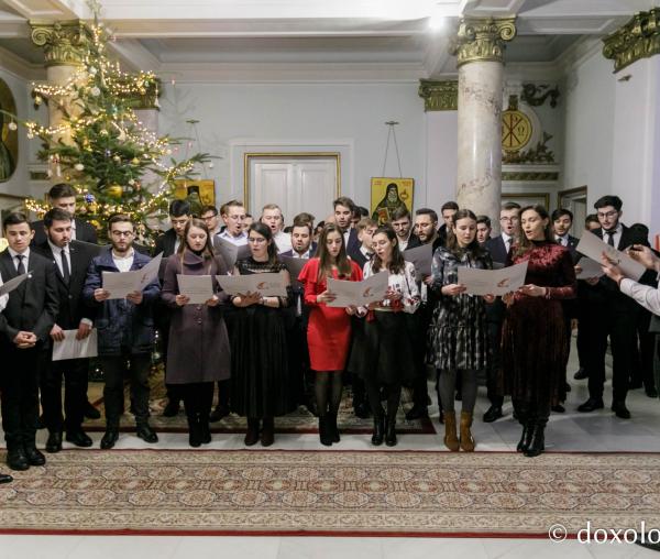 (Foto) Colegiul „Sfântul Nicolae” Iași – Colindători la Reședința Mitropolitană 2021