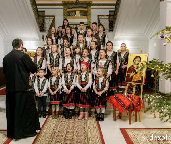 (Foto) Parohia Cozmești – Colindători la Reședința Mitropolitană 2021