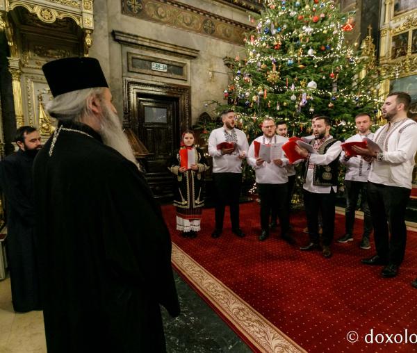 (Foto) Corul „Sfântul Ioan Rusul” al Parohiei „Adormirea Maicii Domnului” din Iași – Colindători la Reședința Mitropolitană 2021