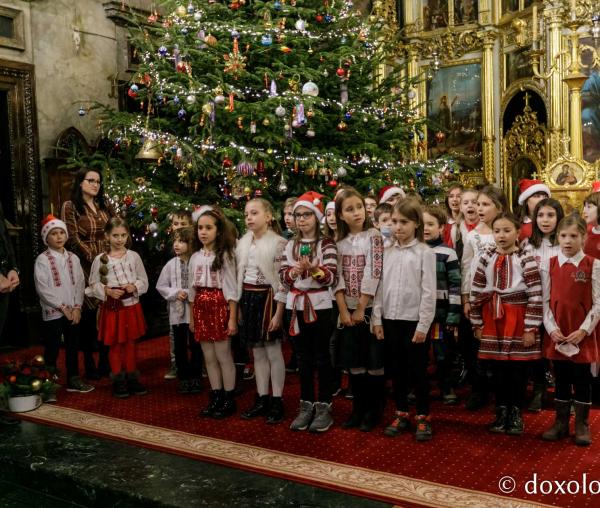 (Foto) Școala Primară „Carol I” din Iași – Colindători la Reședința Mitropolitană 2021