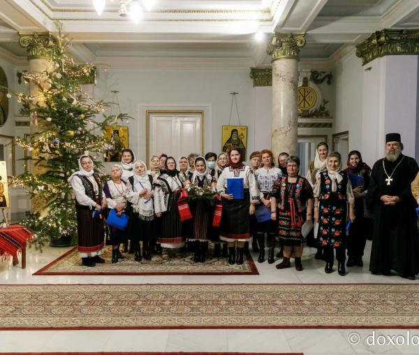 (Foto) Societatea Ortodoxă a Femeilor Române Iași – Colindători la Reședința Mitropolitană 2021