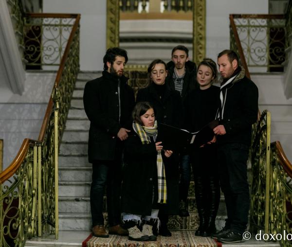 (Foto) Grup vocal de la Liceul de Arte „Victor Brauner” din Piatra Neamț – Colindători la Reședința Mitropolitană 2021