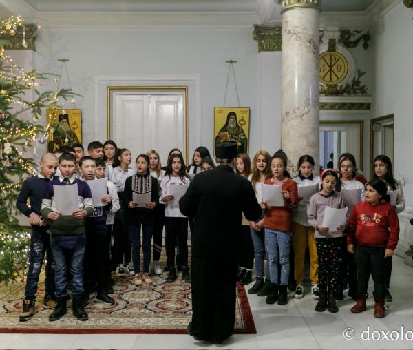 (Foto) Parohia Crucea – Colindători la Reședința Mitropolitană 2021