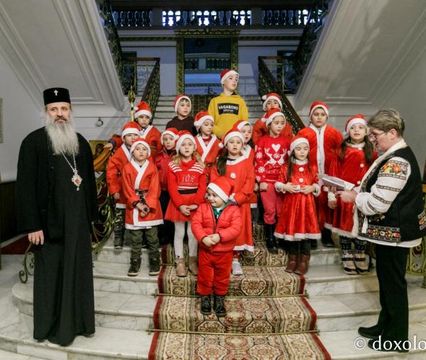 (Foto) Școala Rădeni-Roșcani – Colindători la Reședința Mitropolitană 2021