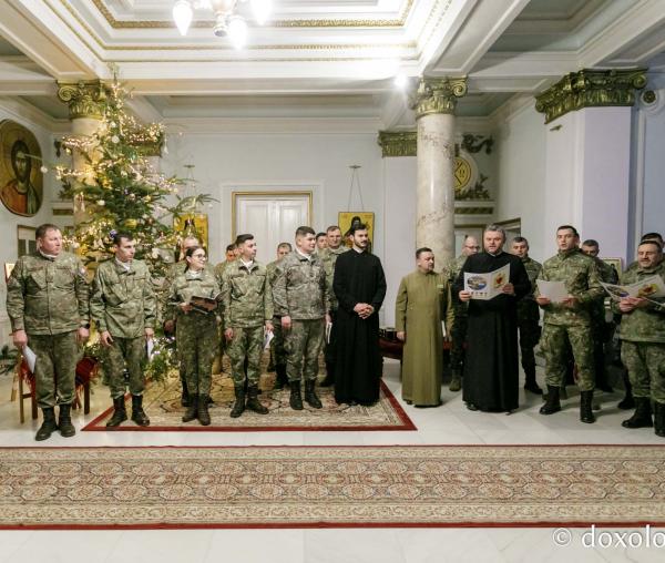 (Foto) Batalionul 151 Infanterie „Războieni” și Batalionul 335 Artilerie „Alexandru cel Bun”  – Colindători la Reședința Mitropolitană 2021