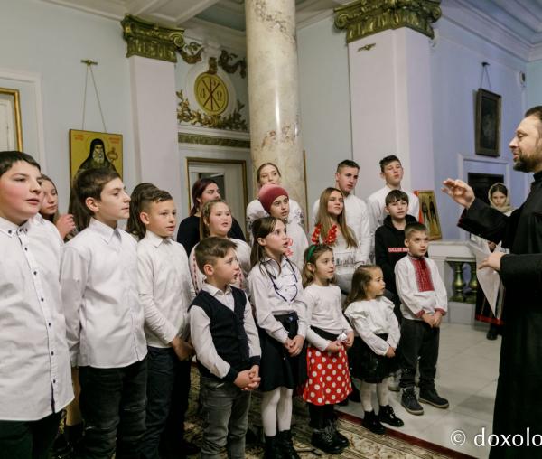 (Foto) Parohia Movileni – Colindători la Reședința Mitropolitană 2021