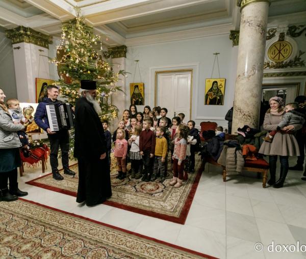(Foto) Corul copiilor al Asociației „Oastea Domnului” din Iași – Colindători la Reședința Mitropolitană 2021