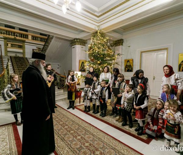 (Foto) Familiile diaconilor Catedralei Mitropolitane din Iași – Colindători la Reședința Mitropolitană 2021