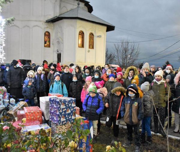 (Video) Peste 1600 de copii din Vaslui au primit cadouri din partea lui Moș Crăciun, la Episcopia Hușilor