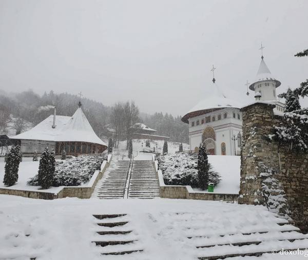 (Foto) Peisaj de iarnă la Mănăstirea Pângărați