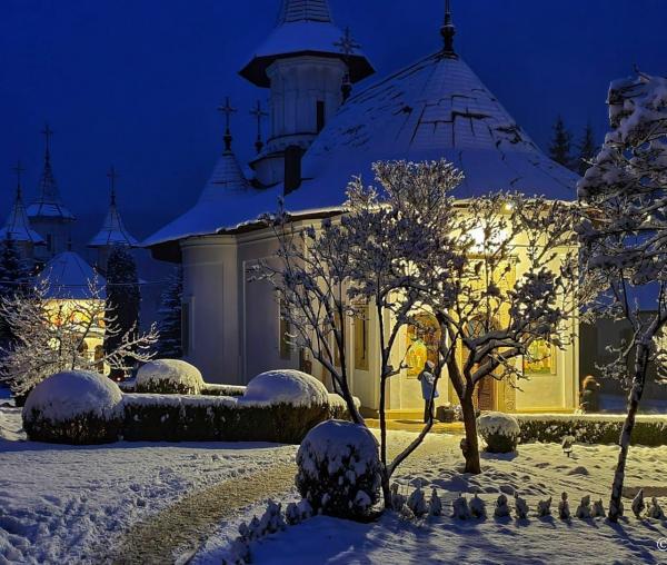 (Foto) Peisaj de iarnă la Mănăstirea Sihăstria